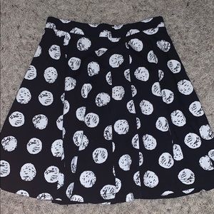 Flowy short black white skirt